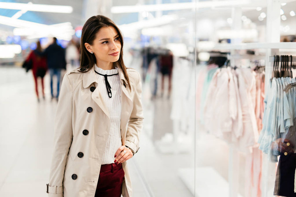 Beautiful woman shopping trendy clothes - Valokuva, kuva