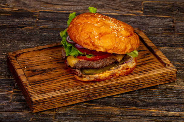 Świeże, gorące burger z wołowina, ser, cebula czerwona - Zdjęcie, obraz