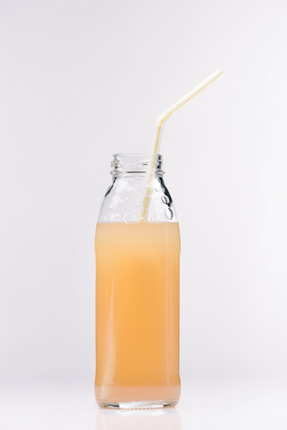 стеклянная бутылка свежего яблочного сока на белом
 - Фото, изображение