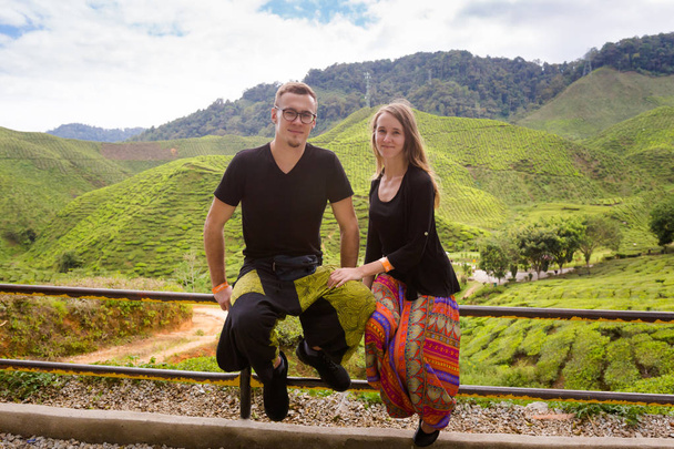 キャメロンハイランドのバーラト茶畑に観光客のカップル マレーシアの国立公園の山のある風景します。東南アジアの農業. - 写真・画像