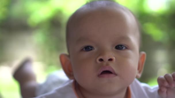 glücklich aus nächster Nähe Neugeborenes mit junger Mutter - Filmmaterial, Video