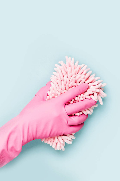 青い背景に女性の手のクリーニング。清掃やハウスキーピングのコンセプトの背景。コピースペース。フラットレイ、トップビュー. - 写真・画像