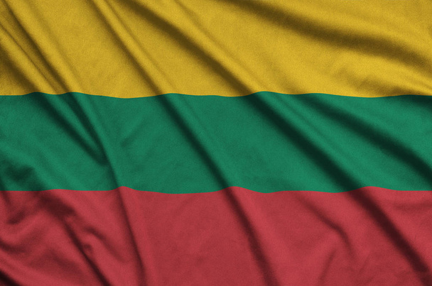 Le drapeau de Lituanie est représenté sur un tissu de tissu de sport avec de nombreux plis. Bannière d'agitation d'équipe sportive
 - Photo, image