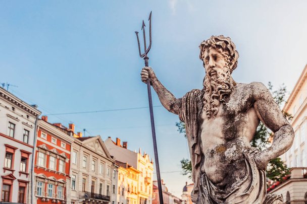 Фонтан Нептун на Рыночной площади во Львове
 - Фото, изображение