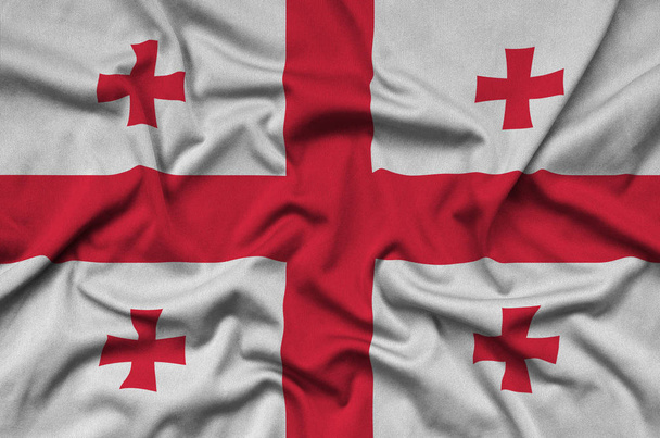 Le drapeau de Géorgie est représenté sur un tissu de tissu de sport avec de nombreux plis. Bannière d'agitation d'équipe sportive
 - Photo, image