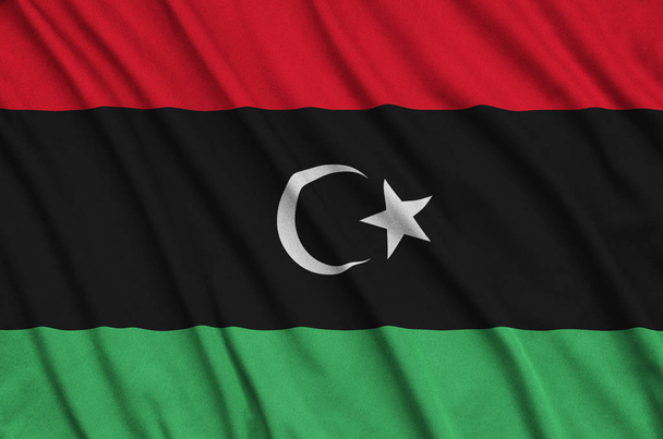 La bandera de Libia se representa en un tejido de tela deportiva con muchos pliegues. Equipo deportivo ondeando banner
 - Foto, imagen