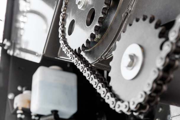 Двигатель харвестера с зубчатыми цепями и трансмиссионными механизмами современного комбайна. Оборудование для сельского хозяйства
 - Фото, изображение