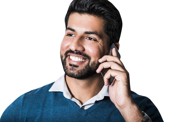 Uśmiechnięty mężczyzna stojący w sweter z inteligentny telefon - Zdjęcie, obraz