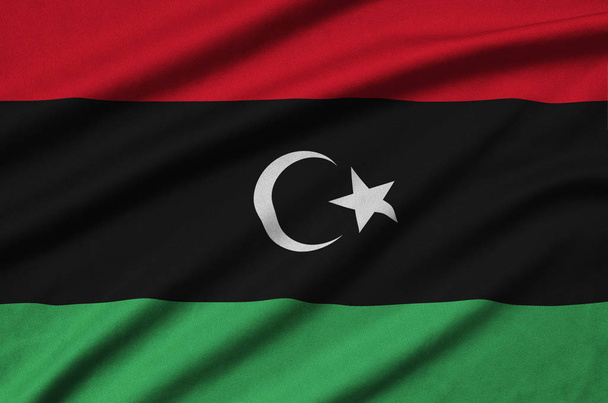 La bandera de Libia se representa en un tejido de tela deportiva con muchos pliegues. Equipo deportivo ondeando banner
 - Foto, imagen