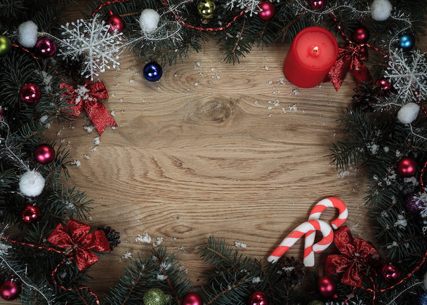 Christmas wreath with a congratulatory inscription on a wooden - Valokuva, kuva