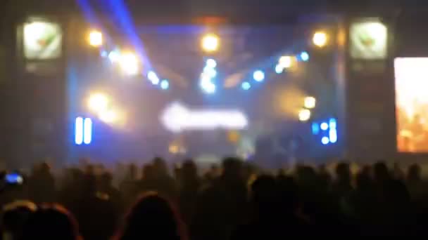 Wazig Concert menigte op Music Festival. Menigte mensen dansen rockconcert - Video