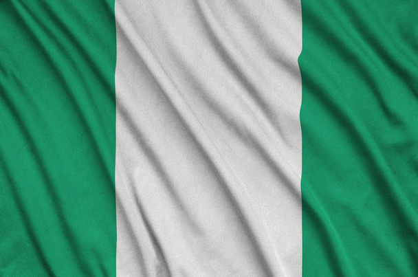 Nigeria Flagge ist auf einem Sportstoff mit vielen Falten dargestellt. Sportteam schwenkt Fahne - Foto, Bild