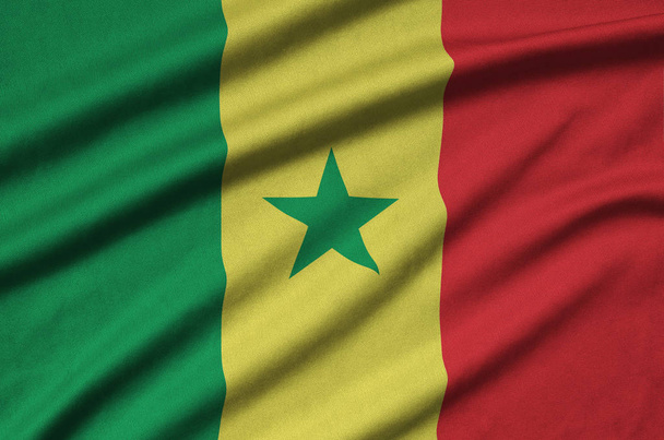 Senegalská vlajka je zobrazen na sportovní tkanina tkaniny s mnoha záhyby. Sportovní tým vlající korouhev - Fotografie, Obrázek