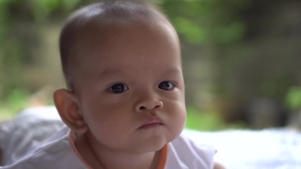 Zadowolony zbliżenie noworodka z młoda matka - Materiał filmowy, wideo