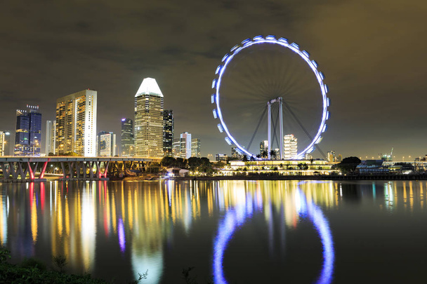 Marina Bay view με Flyer Σιγκαπούρη και στον ορίζοντα της πόλης Σιγκαπούρη από τη νύχτα - Φωτογραφία, εικόνα