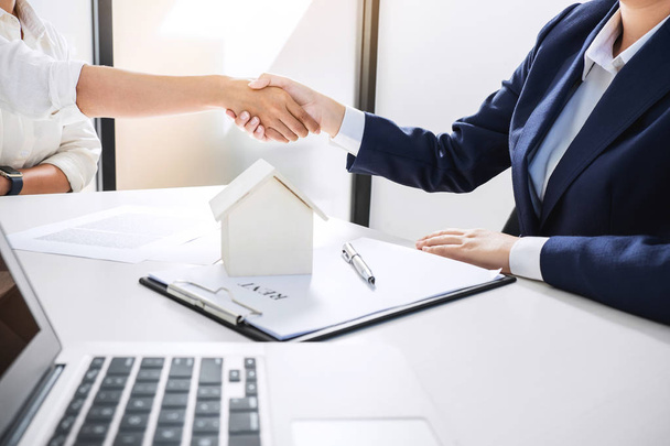 Handshake after good cooperation, Real estate broker residential agent shaking hands with customer after good deal agreement house rent listing contract. - Фото, зображення