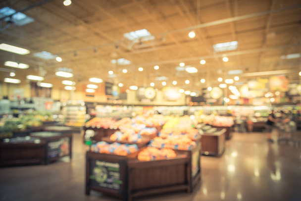 Vintage blur abstrakti orgaaninen tuoreita tuotteita, hedelmiä ja vihanneksia hyllyillä varastossa Humble, Texas, USA. Hämärtynyt supermarket, ruokakauppa asiakkaiden kanssa ostoksia ja bokeh kevyt tausta
 - Valokuva, kuva