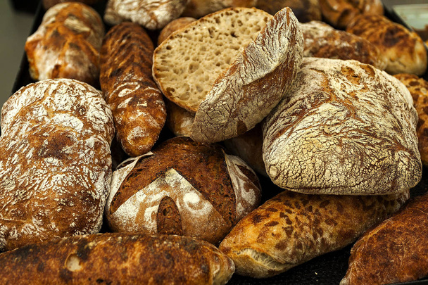 свіжоспечені смачні хлібні рулети
 - Фото, зображення