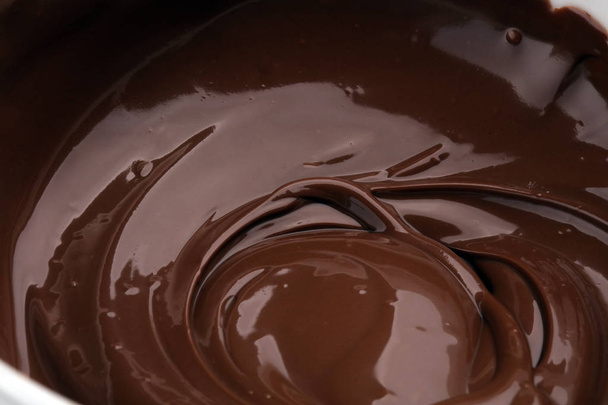 Танення шоколаду, розтоплений смачний шоколад для пралінових кондитерських виробів
. - Фото, зображення