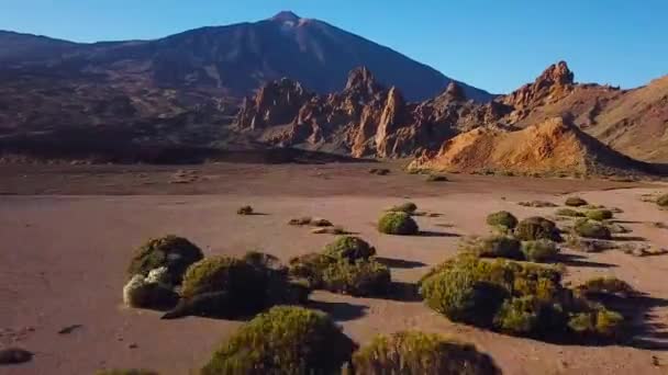 Luftaufnahme des Teide-Nationalparks, Flug über die Berge und gehärtete Lava. Teneriffa, Kanarische Inseln - Filmmaterial, Video
