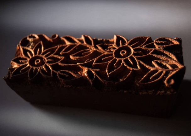 Moldes para tecidos de madeira com motivos florais
 - Foto, Imagem