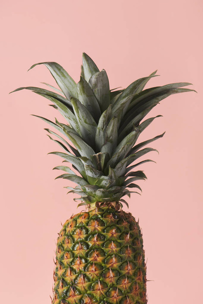 Nahaufnahme einer reifen Ananas auf blassrosa Hintergrund - Foto, Bild