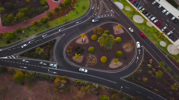 Luftaufnahme eines Verkehrs in der Innenstadt von Los Cristianos auf Teneriffa, Kanarische Inseln, Spanien. Beschleunigtes Video - Filmmaterial, Video