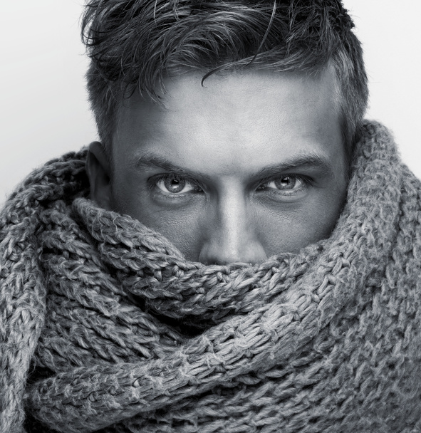 Porträt eines Models Gesicht mit Schal bedeckt - Foto, Bild