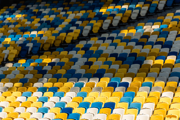 スタジアムの tribunes のカラフルな空席 - 写真・画像