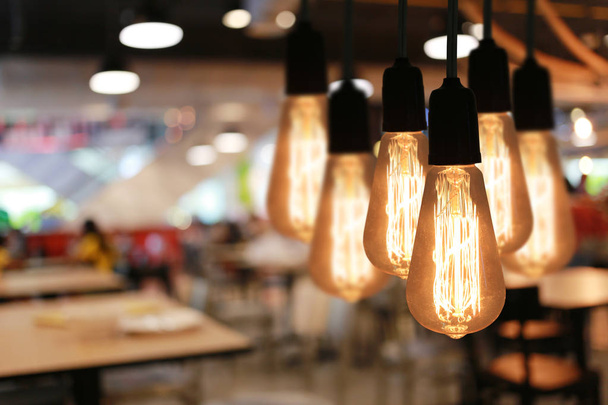 Vintage lampen in een restaurant, concept van interieur met verlichting. - Foto, afbeelding
