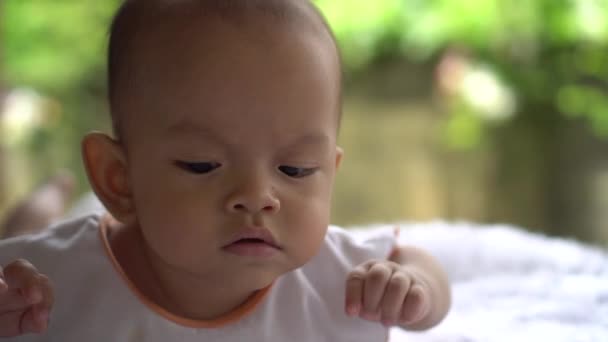 Zadowolony zbliżenie noworodka z młoda matka - Materiał filmowy, wideo