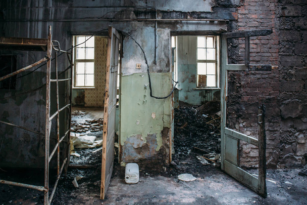 Interior de la casa quemada después del incendio, sala de edificio en ruinas en el interior, desastre o secuelas de guerra
 - Foto, imagen