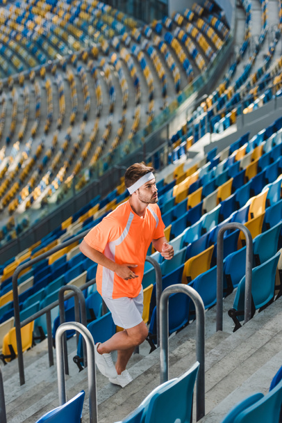 sportos fiatalember jogging emeleti sport stadion - Fotó, kép