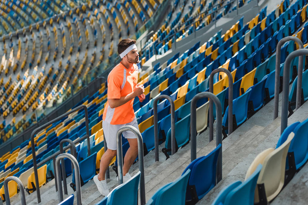 спортивный юноша бегает по лестнице на спортивном стадионе
 - Фото, изображение