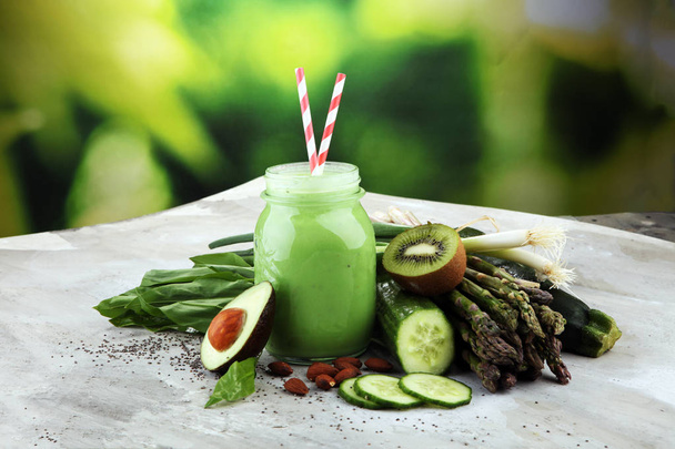 Smoothie vert sain et ingrédients - superaliments, désintoxication, régime alimentaire, santé, concept alimentaire végétarien
 - Photo, image