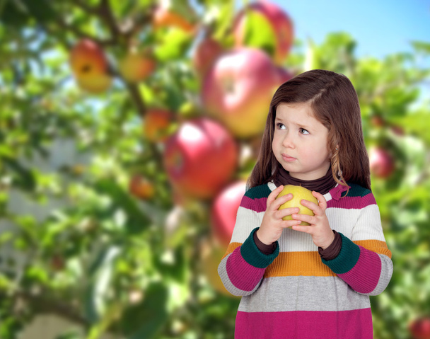 Hermosa chica comiendo una manzana
 - Foto, Imagen