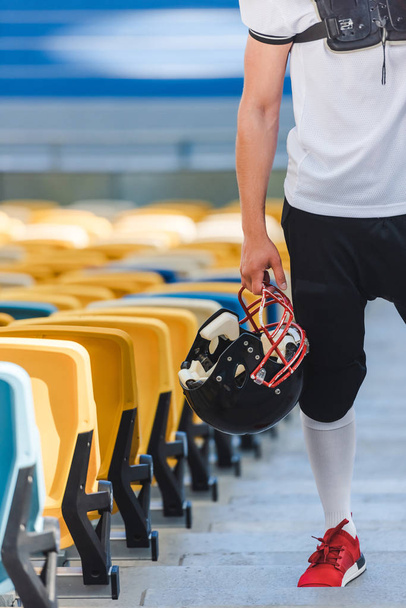 colpo ritagliato di giocatore di football americano in piedi sulle scale dello stadio sportivo
 - Foto, immagini