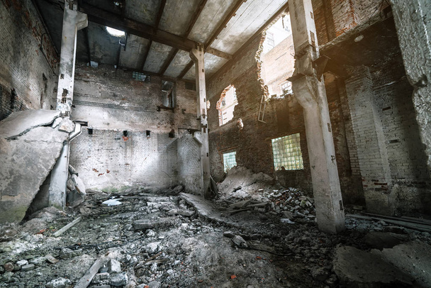 ruiny starej opuszczonej fabryki - Zdjęcie, obraz