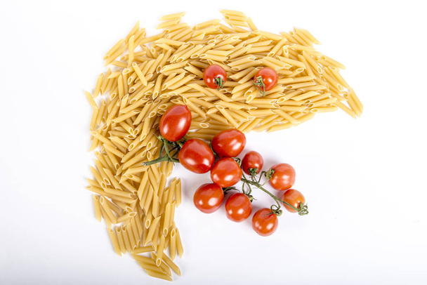 čerstvé italské těstoviny s rajčaty - Fotografie, Obrázek