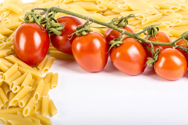 tuoretta italialaista pastaa tomaatin kanssa
 - Valokuva, kuva