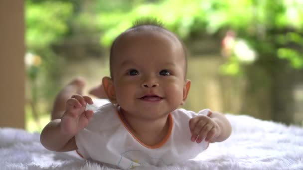 Joyeux gros plan nouveau-né avec jeune mère
 - Séquence, vidéo