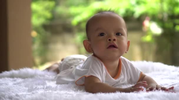 Joyeux gros plan nouveau-né avec jeune mère
 - Séquence, vidéo