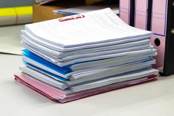 стопка документов по картотеке в офисе, бизнес-концепция
. - Фото, изображение