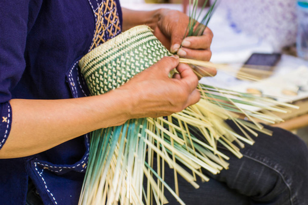 Jelet ad kép - nő kezében tartja a falusiak vette bambusz csíkokkal, hogy szövik a mindennapi használat edények különböző formáit a communitys emberek Bangkok Thaiföld, Thai kézműves termék.   - Fotó, kép