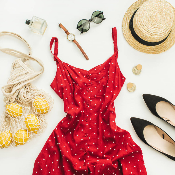 Composition de mode féminine d'été. Pose plate, vue sur le dessus vêtements et accessoires fond
. - Photo, image