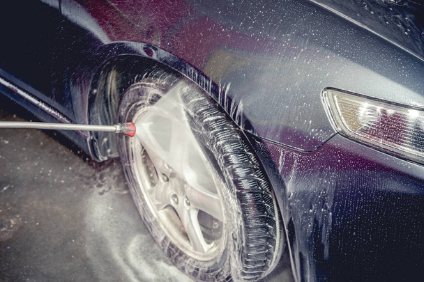 lavage de voiture jet d'eau propre pointé au volant, photo rapprochée
 - Photo, image