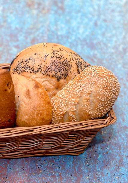 Altın ekmek sepeti rulo, haşhaş tohumu, susam tohumu, soğan rool, düz  - Fotoğraf, Görsel