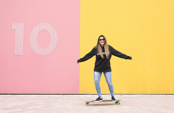 Mulher skatista bonita posando com seu longboard
. - Foto, Imagem