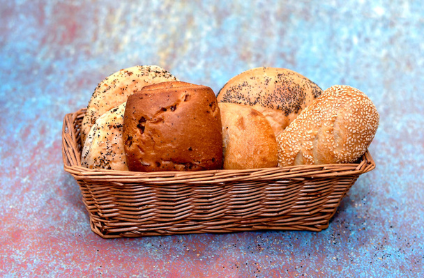 Delicioso cesto de pães, sementes de papoila, sementes de gergelim, rool de cebola, liso e tudo bagel
 - Foto, Imagem