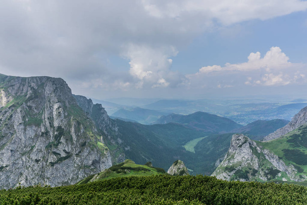 Paysage montagneux rocheux avec un beau ciel bleu. Parc national des Tatra, Pologne, Europe. Monde de beauté
. - Photo, image